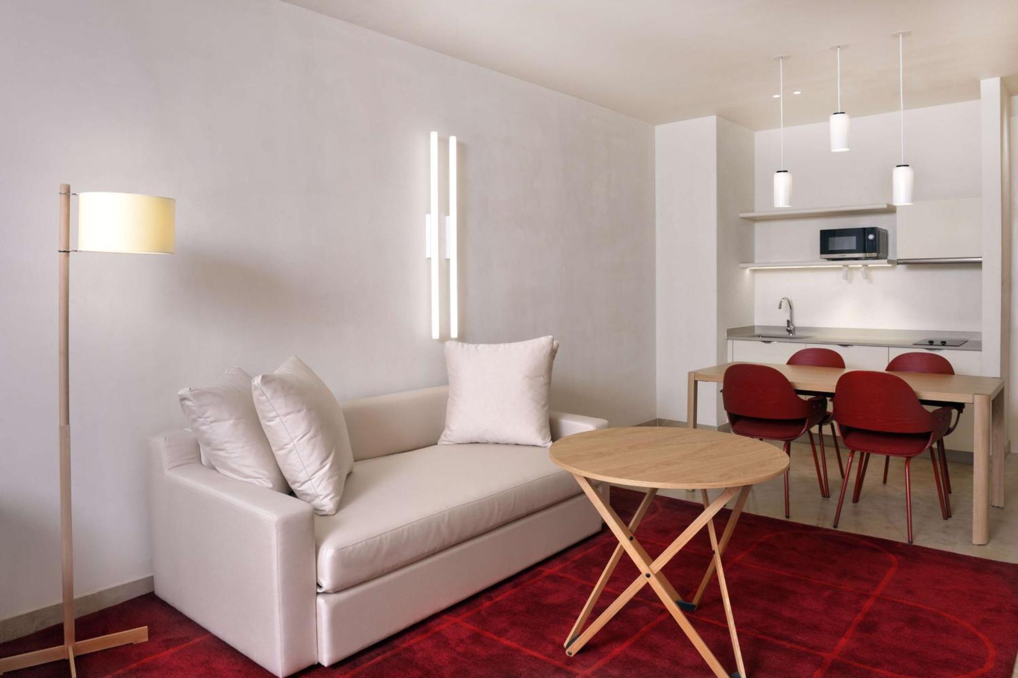 Doubletree By Hilton Ben Guerir Hotel & Residences Benguerir Екстериор снимка