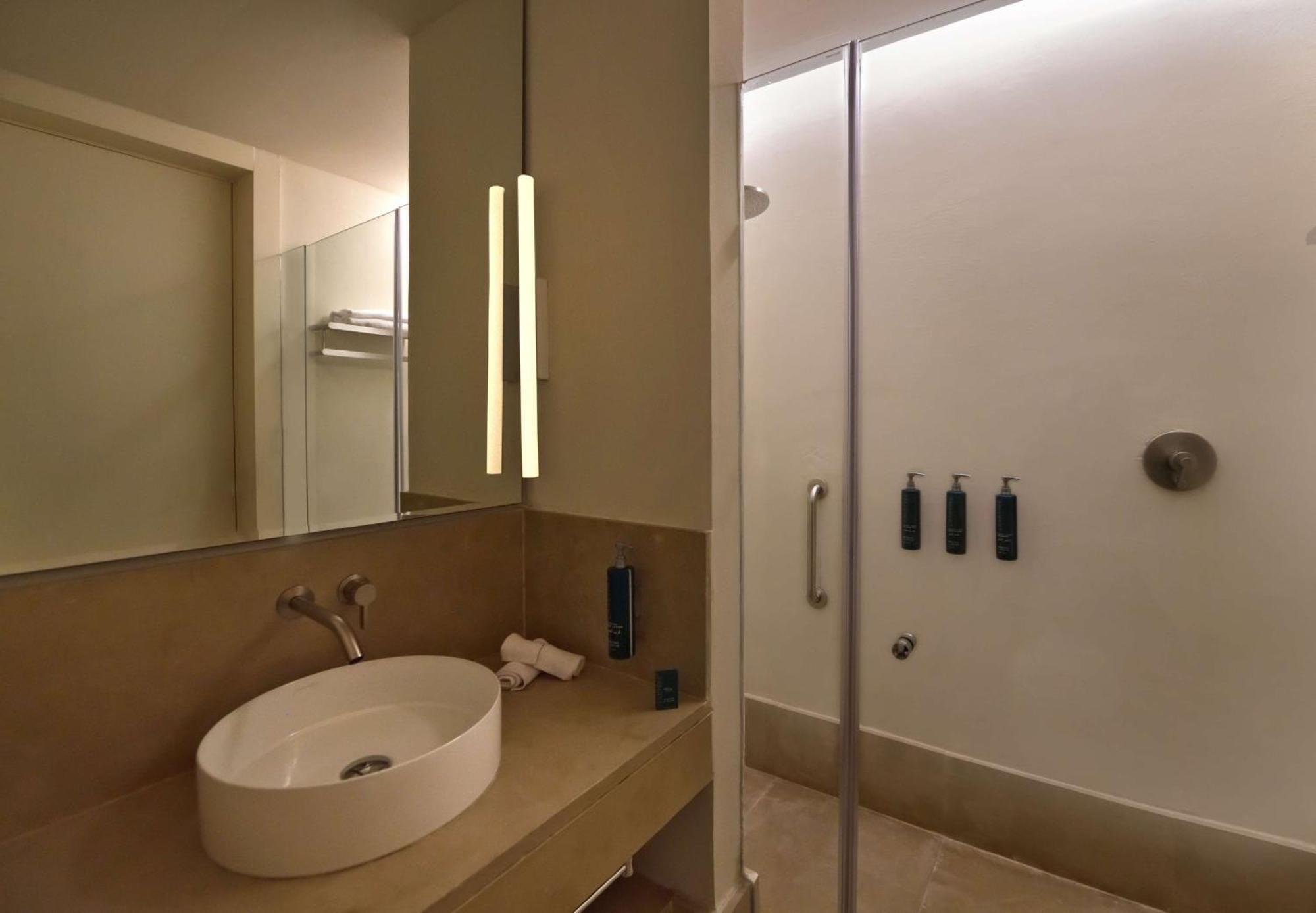 Doubletree By Hilton Ben Guerir Hotel & Residences Benguerir Екстериор снимка