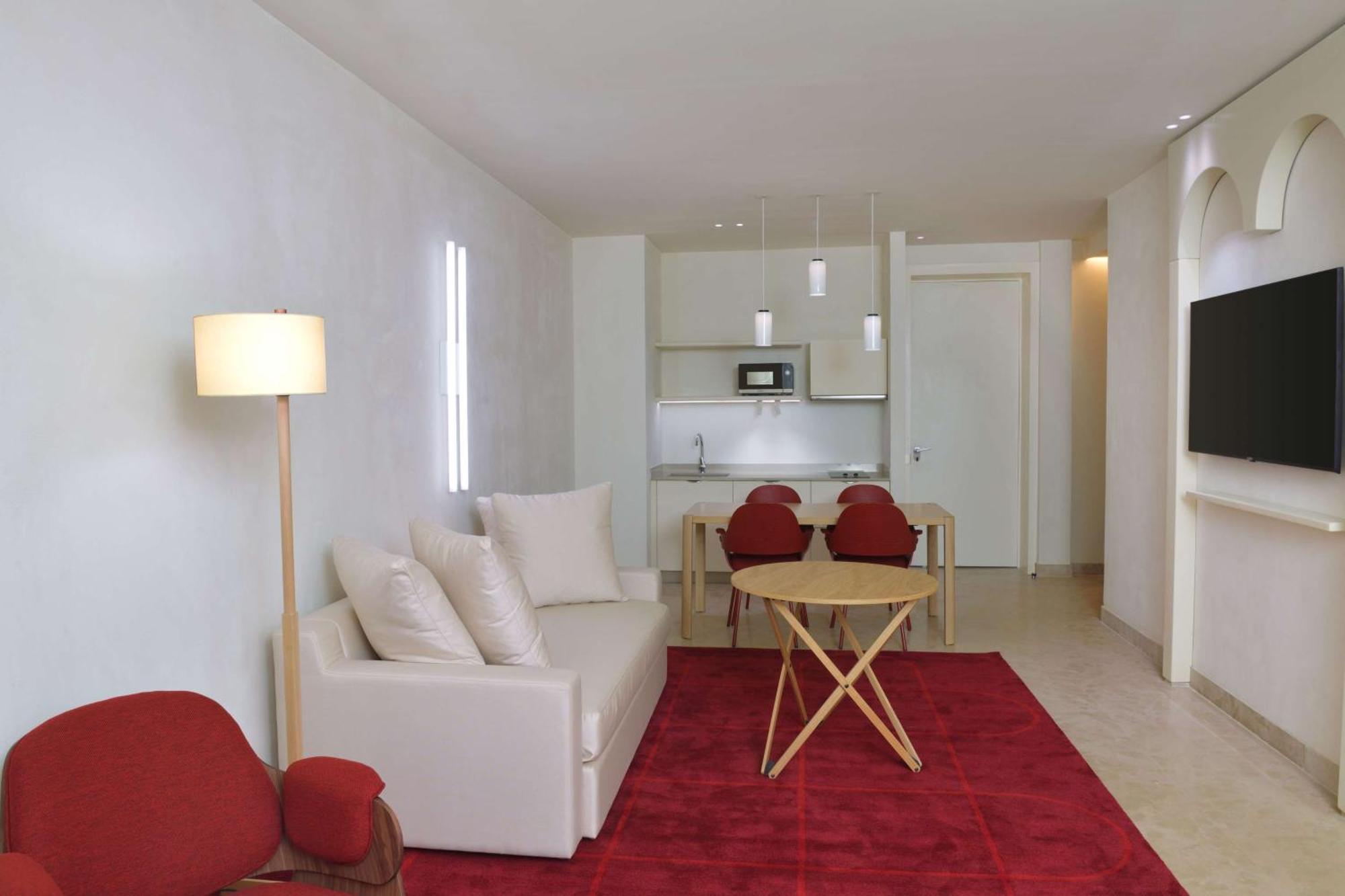 Doubletree By Hilton Ben Guerir Hotel & Residences Benguerir Екстериор снимка