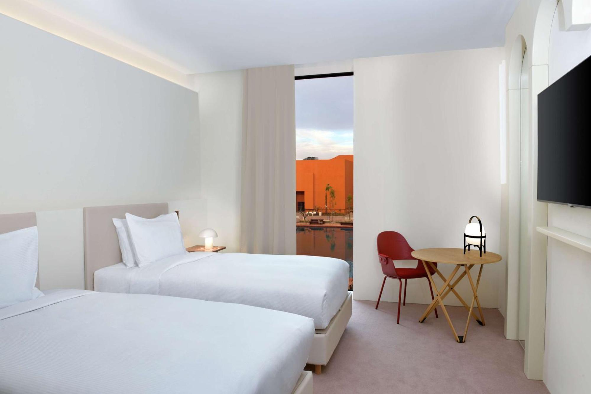 Doubletree By Hilton Ben Guerir Hotel & Residences Benguerir Екстериор снимка