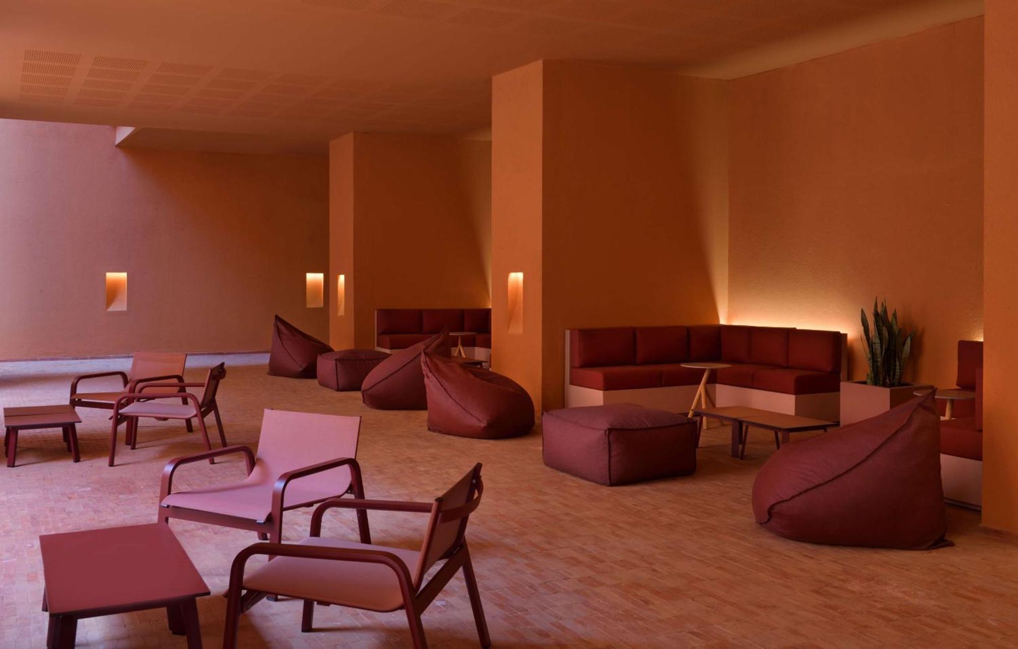 Doubletree By Hilton Ben Guerir Hotel & Residences Benguerir Екстериор снимка