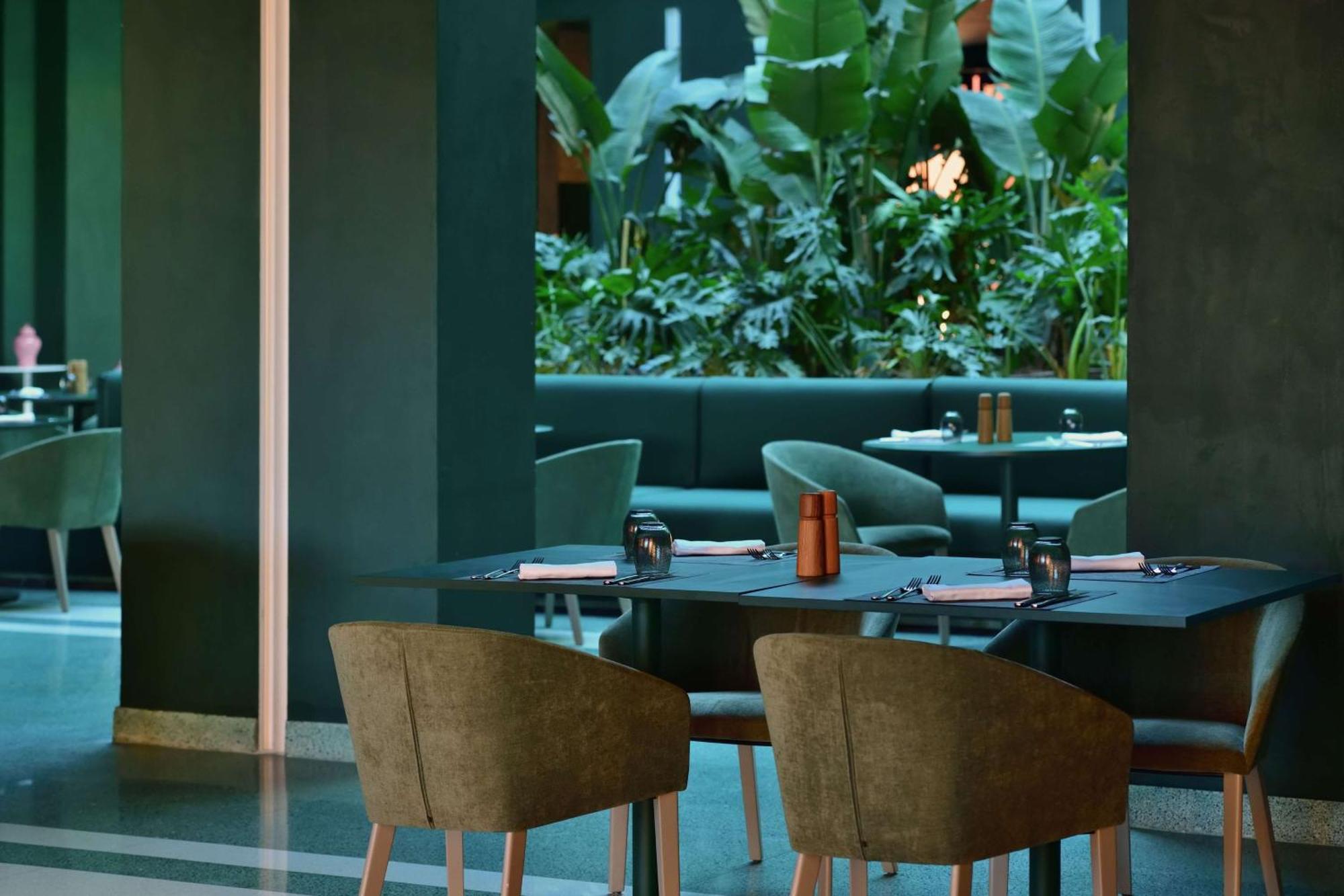 Doubletree By Hilton Ben Guerir Hotel & Residences Benguerir Екстериор снимка