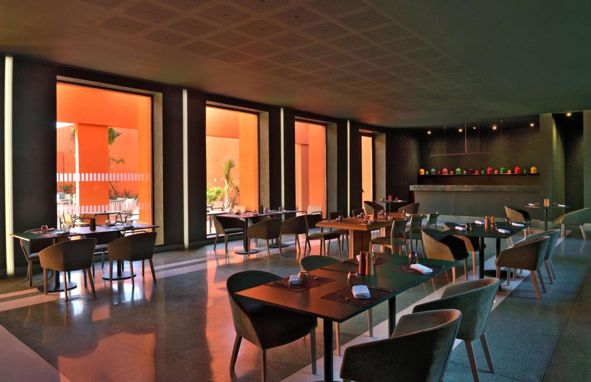 Doubletree By Hilton Ben Guerir Hotel & Residences Benguerir Екстериор снимка