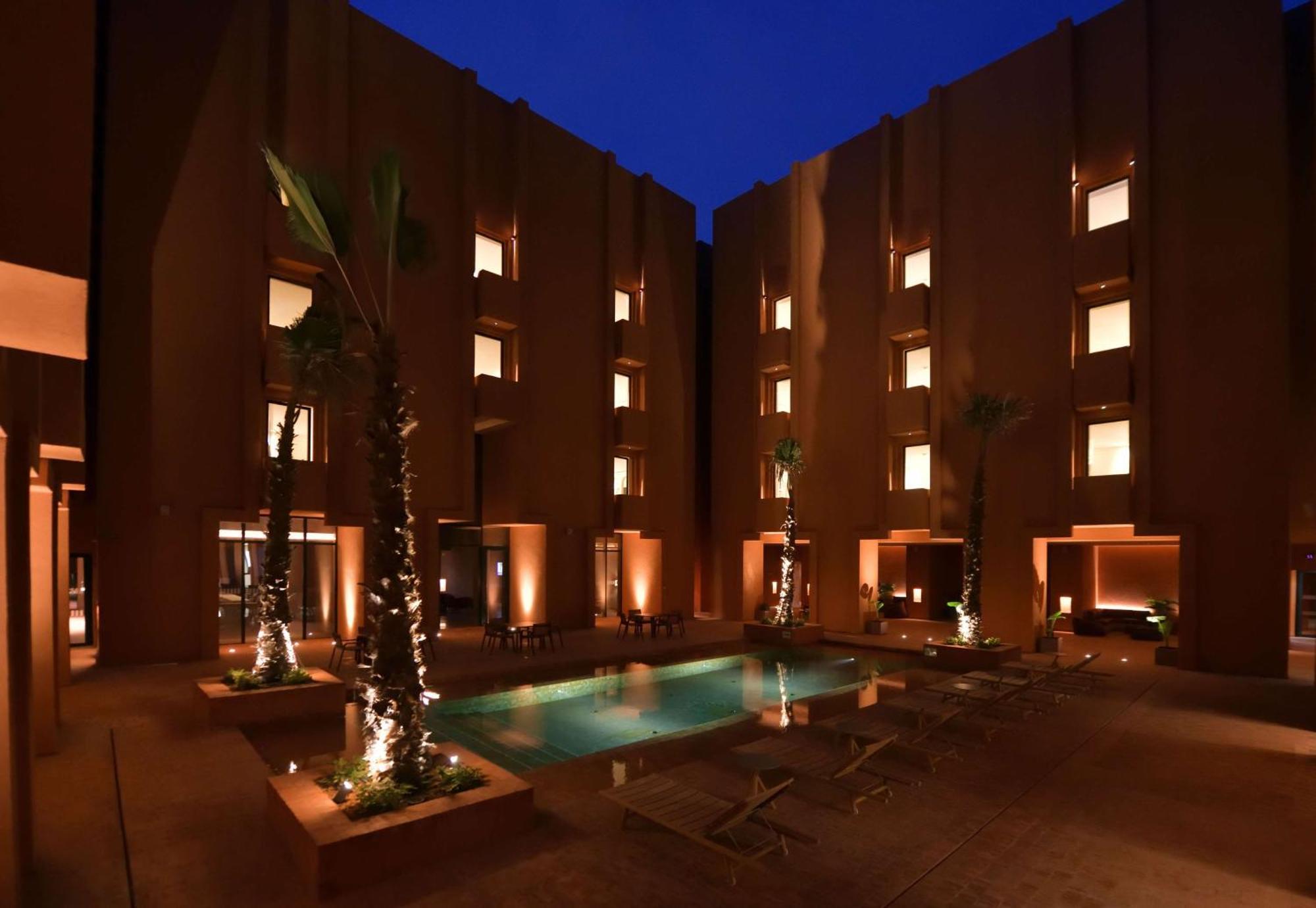 Doubletree By Hilton Ben Guerir Hotel & Residences Benguerir Екстериор снимка