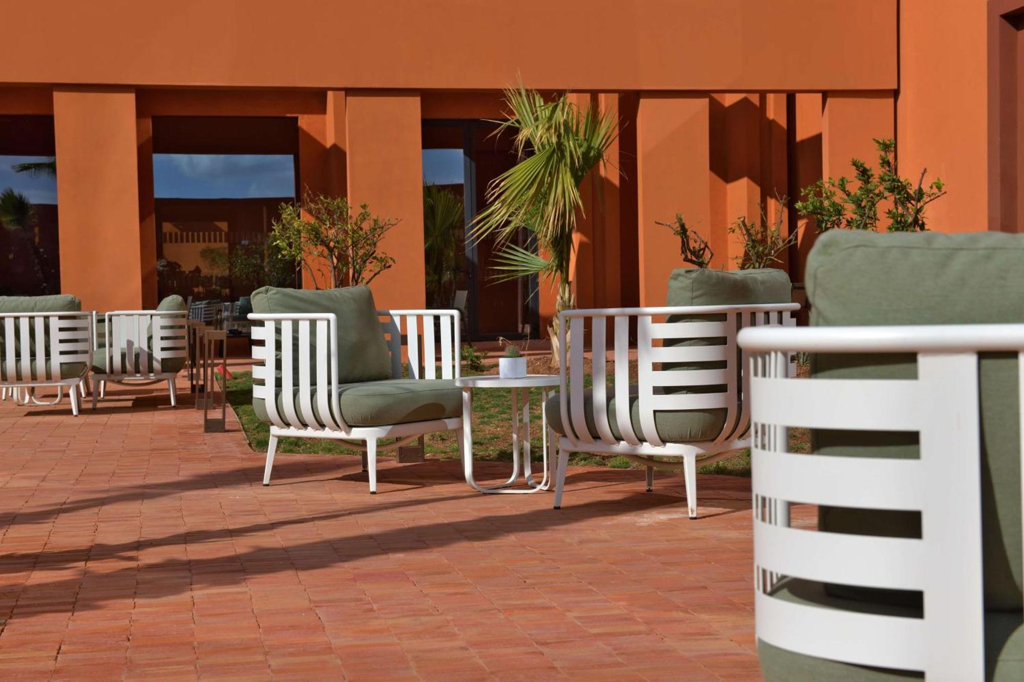Doubletree By Hilton Ben Guerir Hotel & Residences Benguerir Екстериор снимка