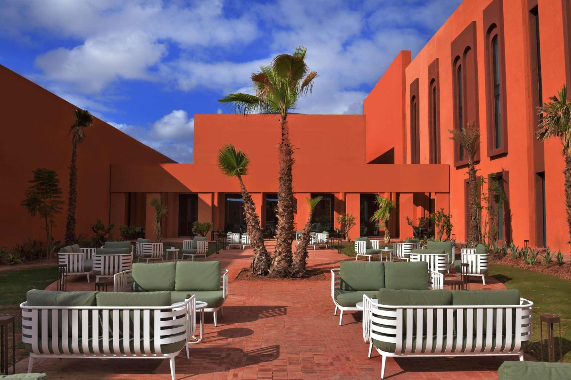Doubletree By Hilton Ben Guerir Hotel & Residences Benguerir Екстериор снимка