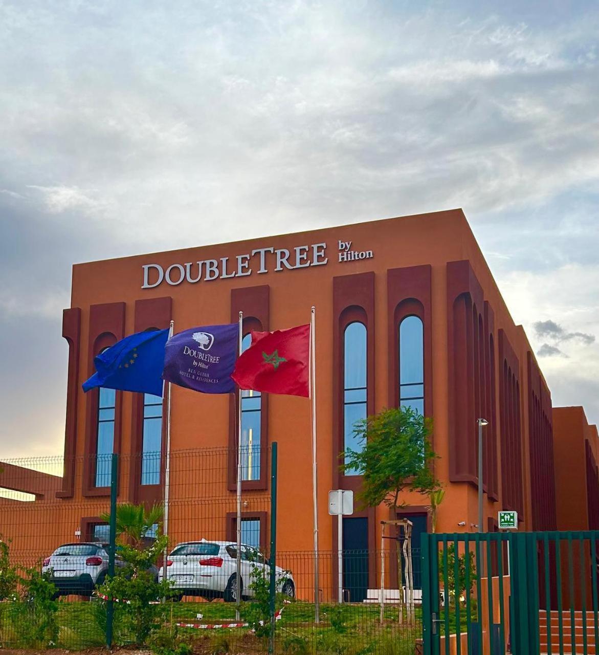 Doubletree By Hilton Ben Guerir Hotel & Residences Benguerir Екстериор снимка