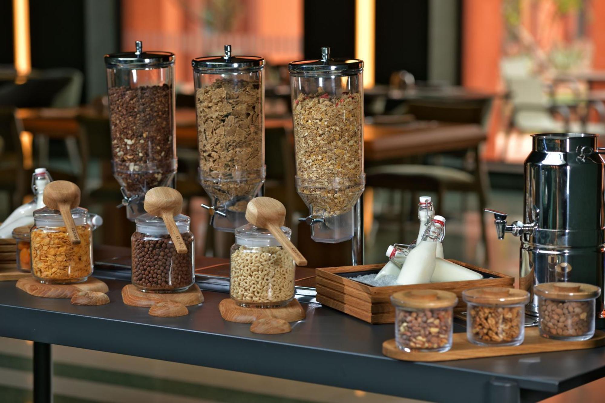 Doubletree By Hilton Ben Guerir Hotel & Residences Benguerir Екстериор снимка